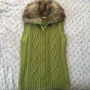 Green cable knit vest with fur lined collar 🌿☕️